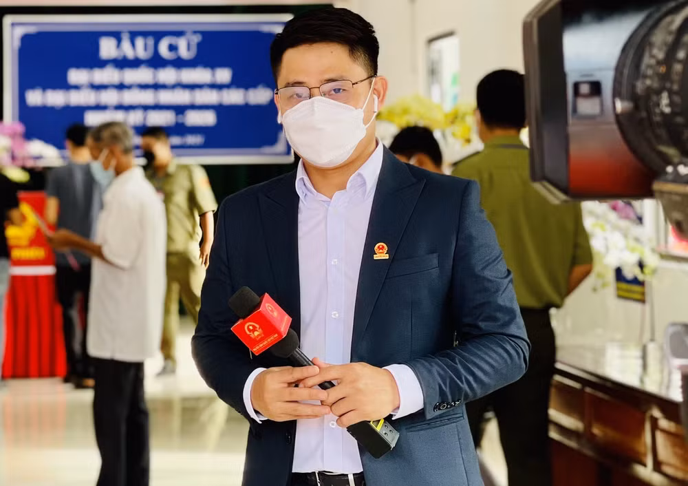 Ở điểm cầu Cần thơ, phóng viên Hải Triều - Truyền hình Quốc hội đã có mặt sớm để thực hiện truyền hình trực tiếp về điểm cầu Hà Nội, phản ánh kịp thời không khí ngày hội bầu cử. Ảnh: NVCC