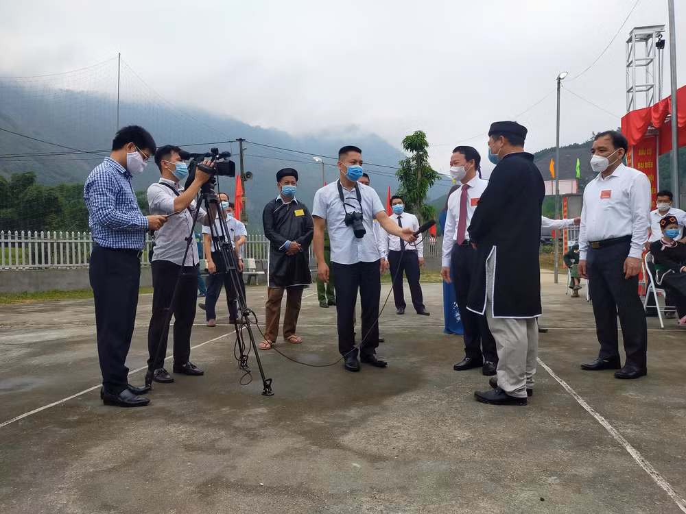 Phóng viên Thanh Tiến và đồng nghiệp - Trung tâm Truyền thông và Văn hóa huyện Trấn Yên, tỉnh Yên Bái phỏng vấn người dân tham gia bầu cử.