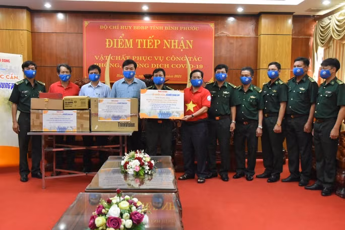 Ngoài trao tặng cờ tổ quốc Báo Người Lao Động đã trao tặng lực lượng Bộ đội Biên phòng tỉnh Bình Phước 4 giếng khoan, 100 thiết bị máy nghe sách nói, thẻ nhớ và nội dung sách với tổng kinh phí 125 triệu đồng. Ảnh: Tấn Thạnh