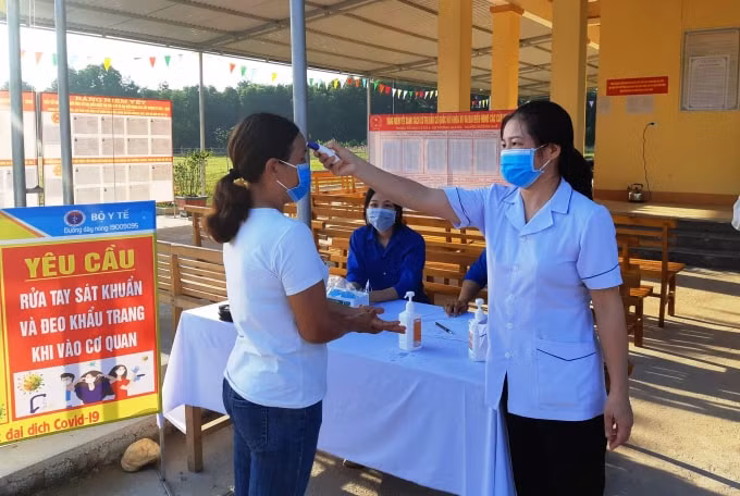 Công tác phòng, chống dịch Covid-19 đã được kích hoạt ở mức độ cao nhất. Theo đó, các địa phương đã bố trí từ 1-2 cán bộ y tế có mặt tại tất cả khu vực bỏ phiếu để đo thân nhiệt, nhắc nhở cử tri phải thường xuyên thực hiện thông điệp “5K”...