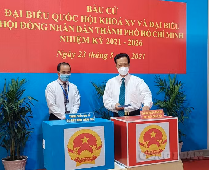 Nguyên Thủ tướng Nguyễn Tấn Dũng bỏ phiếu tại điểm bầu cử số 34