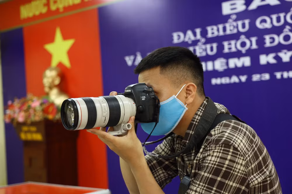 Trong không khí náo nức, trang nghiêm của ngày bầu cử, người làm báo luôn đảm bảo an toàn trong quá trình tác nghiệp để phòng chống dịch. Ảnh: NVCC