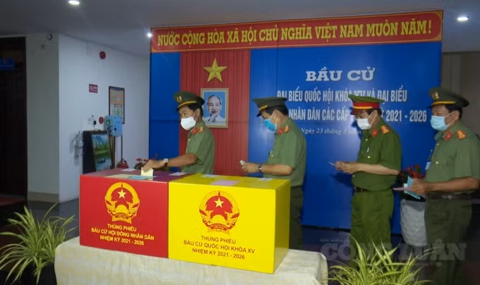 Lãnh đạo Công an tỉnh Bạc Liêu tiến hành bỏ phiếu