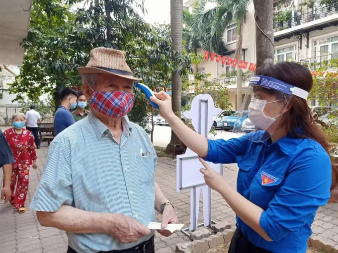 Tại các điểm bầu cử ban tổ chức bố trí đầy đủ nước sát khẩn, khẩu trang, thực hiện giãn cách và yêu cầu mọi người thực hiện đúng 5K theo quy định.