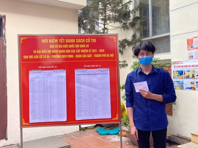 Cử tri Nguyễn Đức Dương (21 tuổi, Cầu Giấy, Hà Nội) lần đầu tiên đi bầu cử, cảm thấy rất vui và hào hứng, Dương mong muốn cùng với các cử tri Thủ đô sẽ chọn được những người thực sự có đức, có tài để gánh vác trọng trách, đáp lại sự tin tưởng của Đảng, Nhà nước và nhân dân