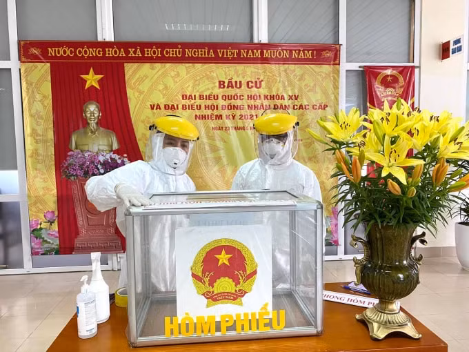 Bệnh viện đã chuẩn bị 20 hòm phiếu được dán ni lông, niêm phong, được khử khuẩn thường xuyên.