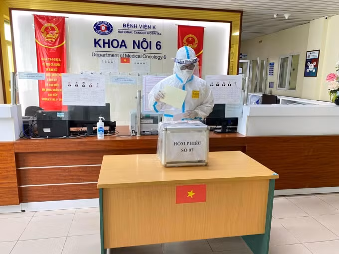 Hơn 2.000 cử tri tham gia bầu cử giữa tâm dịch Bệnh viện K