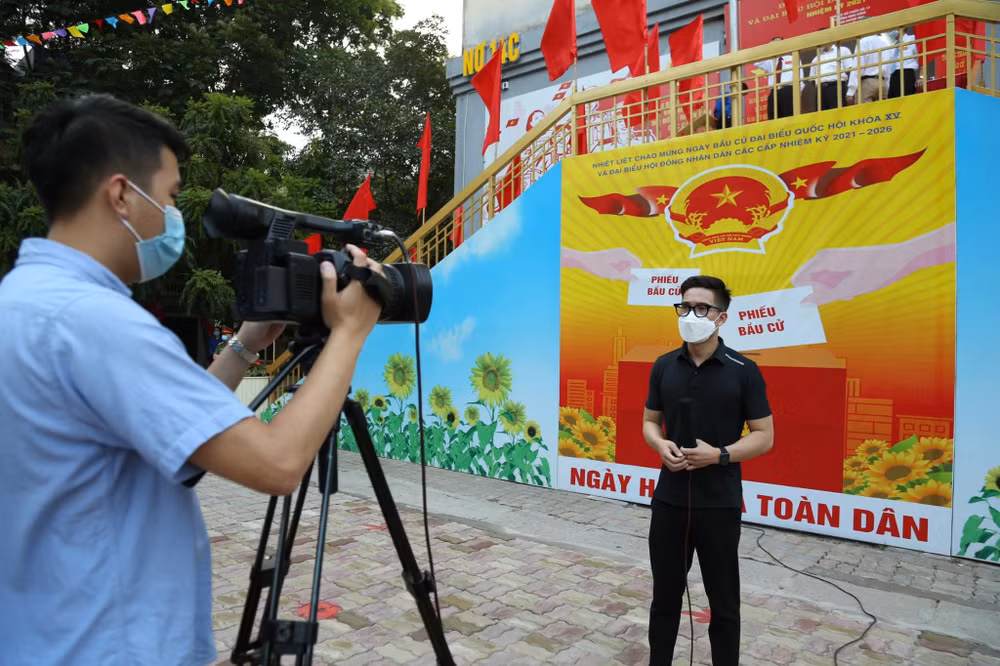 Từ Thủ đô Hà Nội đến tất cả các tỉnh thành, biên giới, hải đảo... cả nước cùng hướng về các khu vực bỏ phiếu ở địa phương mình. Trong ảnh là phóng viên Bản tin truyền hình internet - Báo Kinh tế & Đô thị tường thuật trực tuyến bầu cử đại biểu Quốc hội khoá XV đại biểu HĐND các cấp nhiệm kỳ 2021-2026. Ảnh: NVCC
