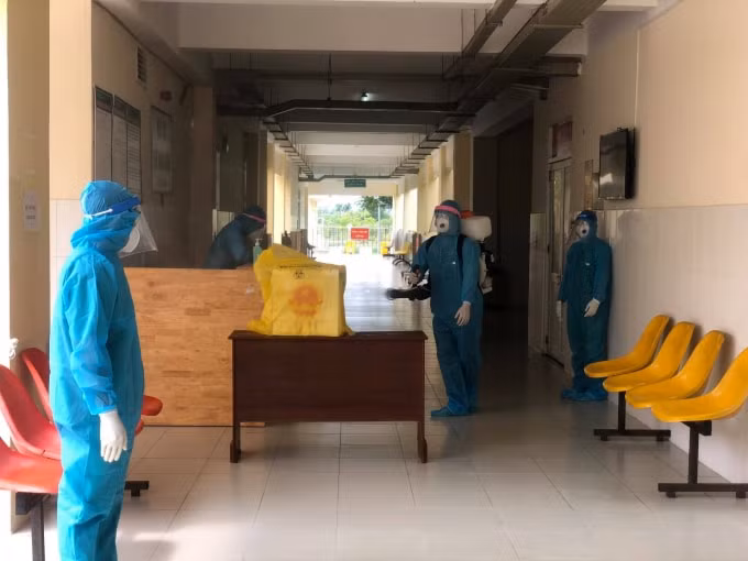 Sau khi hoàn thành bầu cử tại bệnh viện, thùng phiếu được niêm phong, khử khuẩn và vận chuyển đến Uỷ ban nhân dân thị trấn Cần Thạnh - huyện Cần Giờ.