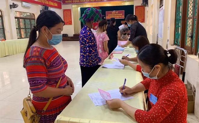 Cử tri vùng cao huyện Trạm Tấu đi bỏ phiếu bầu đại biểu Quốc hội khóa XV và đại biểu HĐND các cấp, nhiệm kỳ 2021 - 2016.