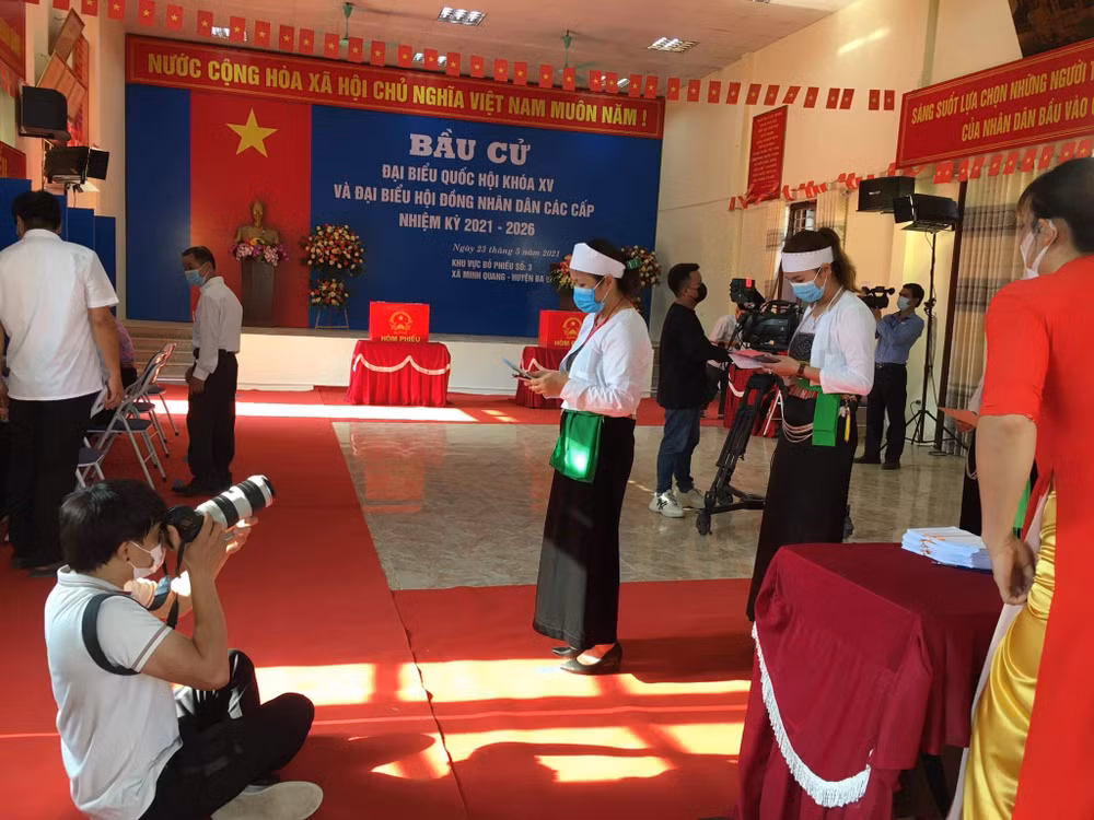 Phóng viên Văn Tuyến, đài Phát thanh - Truyền hình Hà Nội tác nghiệp tại thôn Víp, xã Minh Quang, huyện Ba Vì. Ảnh: NVCC