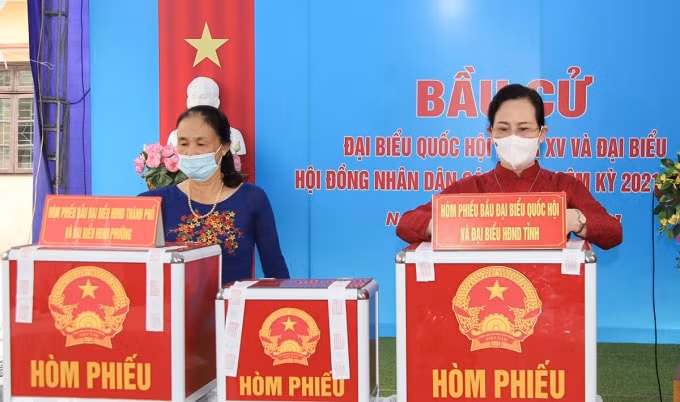 Đồng chí Lê Thị Thủy, Ủy viên Trung ương Đảng, Bí thư Tỉnh ủy, Trưởng đoàn đại biểu Quốc hội tỉnh, Trưởng ban chỉ đạo bầu cử tỉnh Hà Nam thực hiện bỏ phiếu tại KVBP số 1.