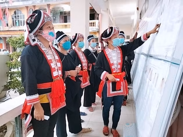 Hà Giang là địa phương có tỷ lệ cử tri đi bầu cao nhất cả nước với 99,92%. Ảnh: Cử tri Hà Giang tham gia bầu cử.