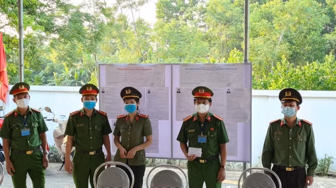 Cán bộ, chiến sỹ công an huyện miền núi Như Thanh vừa bỏ phiếu bầu cử thực hiện quyền và nghĩa vụ công dân vừa tham gia đảm bảo an ninh trật tự cho công tác bầu cử. Ảnh: QD