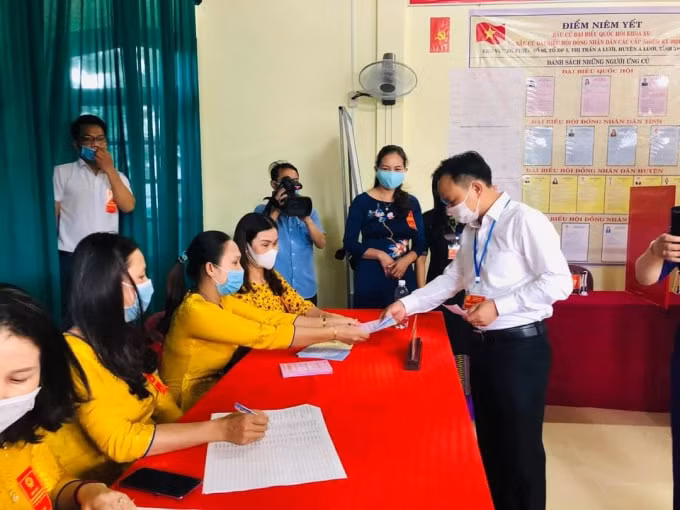 Cử tri huyện miền núi A Lưới, tỉnh Thừa Thiên Huế đi bỏ phiếu.