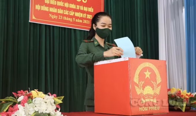 Nữ học viên Trường TC Biên Phòng 2 thực hiện quyền, trách nhiệm của bản thân. Ảnh: LS