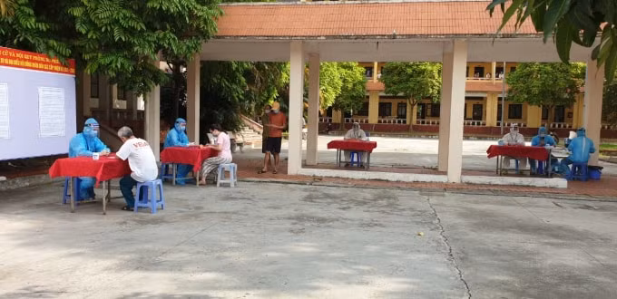 Đảm bảo giãn cách, phòng chống dịch bệnh khi thực hiện quyền bỏ phiếu tại điểm bỏ phiếu Đại học Hải Phòng.