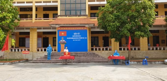 Cử tri đang thực hiện quyền công dân ở Tổ bầu cử đóng tại Đại học Hải Phòng.