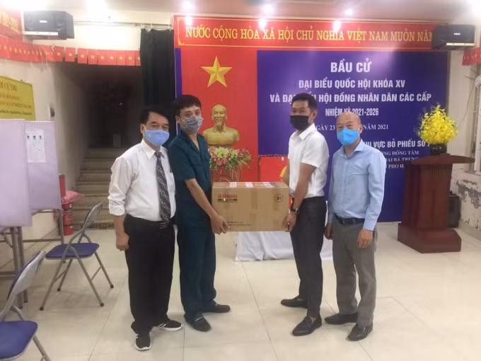 Lễ chào cờ và bàn giao phiếu tại phường Đồng Tâm, quận Hai Bà Trưng, Hà Nội