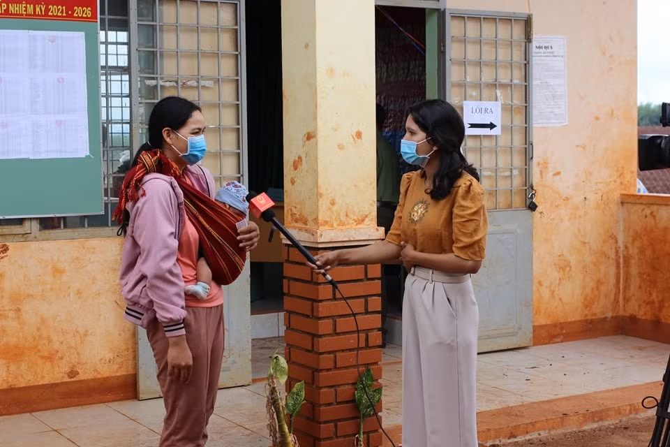Phóng viên Truyền hình Quốc hội Việt Nam tác nghiệp tại làng Nú, xã Ia Nan, huyện Đức Cơ, tỉnh Gia Lai. Ảnh: NVCC