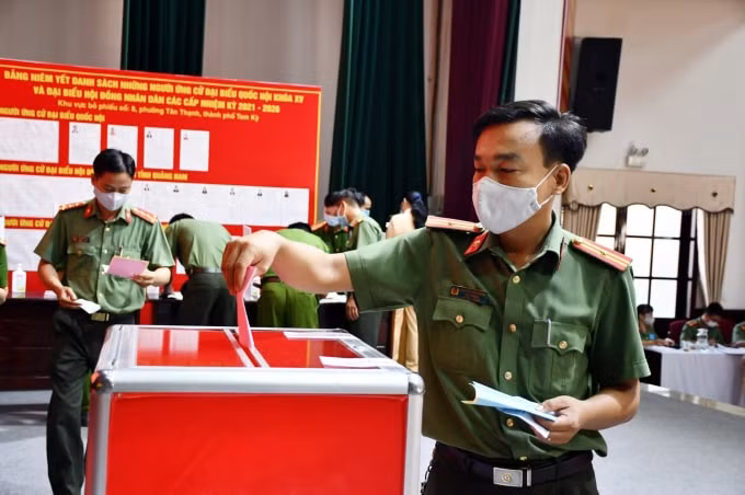 Cán bộ, chiến sĩ bỏ phiếu tại khu vực bầu cử số 8 phường Tân Thạnh, TP. Tam Kỳ, tỉnh Quảng Nam (Ảnh: Báo Quảng Nam)
