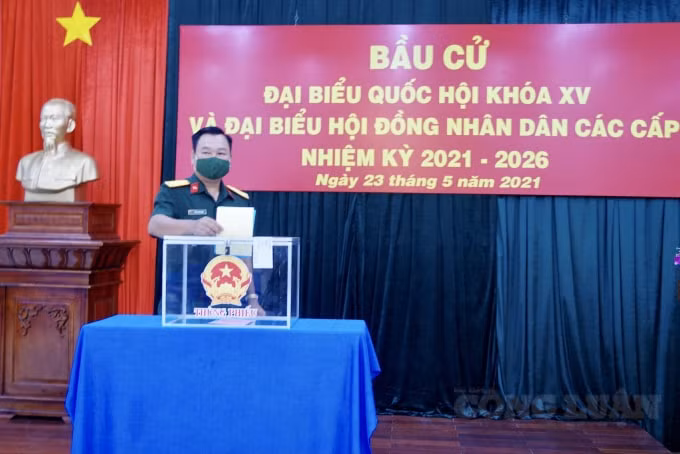 Đại tá Trần Vinh Ngọc, Chính ủy Bộ Chỉ huy Quân sự tỉnh Long An bỏ phiếu bầu cử