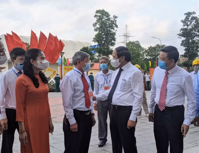 Phó Thủ tướng Chính phủ Lê Văn Thành trao đổi với các thành viên của Ủy ban Bầu cử địa phương.