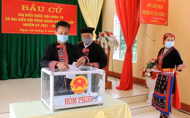 Cử tri đồng bào dân tộc thiểu số xã Quang Minh, huyện Văn Yên tham gia bỏ phiếu.