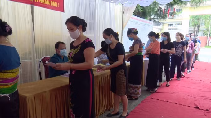 Sáng 23/5, cử tri huyện Quan Sơn trong trang phục dân tộc đi bầu cử. Ảnh: VĐ