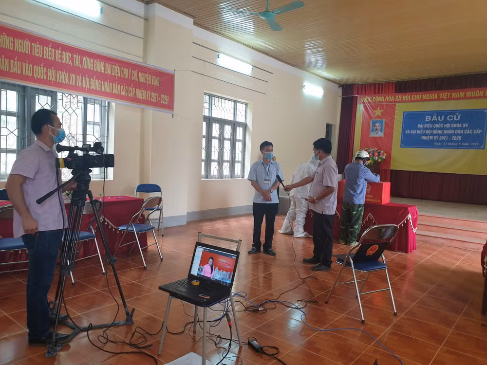 Đài Phát thanh và Truyền hình Điện Biên cũng tổ chức truyền hình trực tiếp hoạt động bầu cử ở nhiều địa phương, tuyên truyền để người dân hưởng ứng tham gia bầu cử. Ảnh: Ngọc Hải