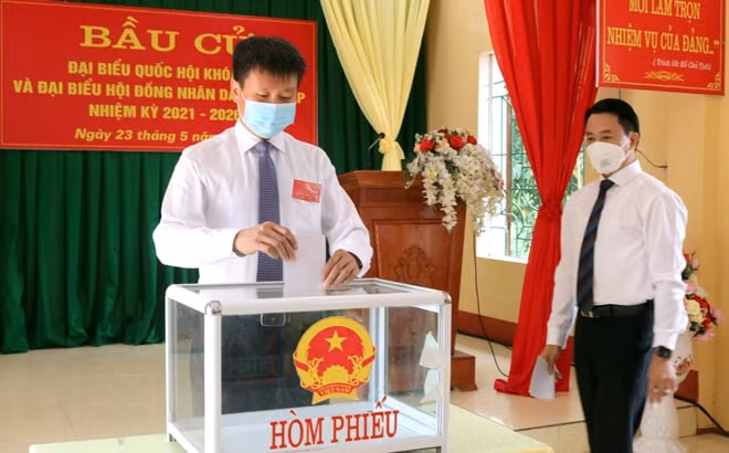 Ngay sau lễ khai mạc, Phó Bí thư Tỉnh ủy, Chủ tịch UBND tỉnh, Chủ tịch Uỷ ban Bầu cử tỉnh Yên Bái&nbsp; Trần Huy Tuấn đã bỏ lá phiếu đầu tiên thực hiện quyền và trách nhiệm công dân của mình.&nbsp;