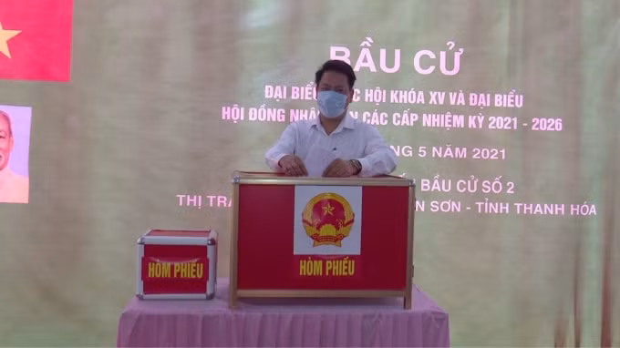 Ông Vũ Văn Đạt, Bí thư Huyện ủy Quan Sơn rất xúc động khi thấy đồng bào, cử tri các dân tộc trong huyện nô nức đi bầu cử. Ảnh: VĐ
