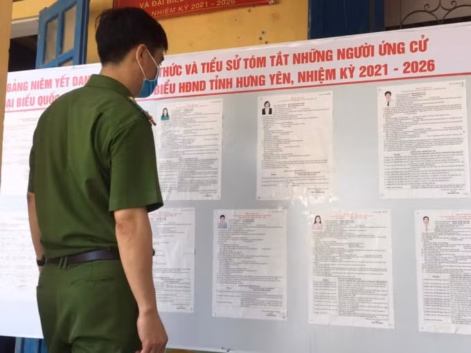 Cán bộ, chiến sỹ công an huyện Phù Cừ xem xét kỹ lưỡng một lần nữa về tiểu sử các ứng cử viên trước khi vào bỏ phiếu bầu cử.