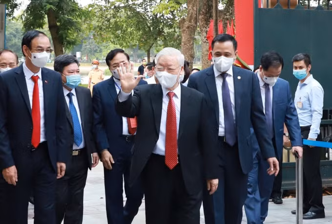 Tổng Bí thư Nguyễn Phú Trọng là một trong những cử tri đầu tiên của khu dân cư bỏ phiếu bầu cử ở khu vực bầu cử số 4. Ảnh:QH