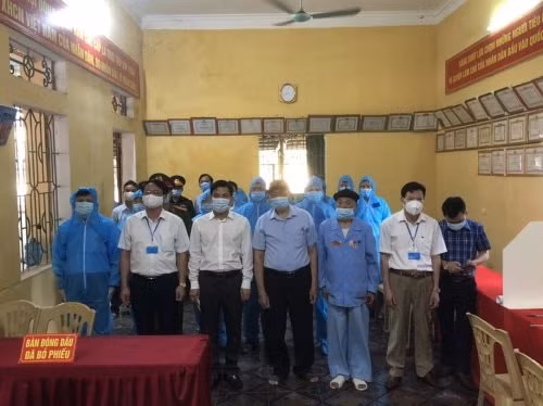 Đại biểu và cử tri dự lễ chào cờ và khai mạc bầu cử ĐBQH khóa XV và đại biểu HĐND các cấp nhiệm kỳ 2021-2026 tại đơn vị bầu cử số 2 Thị trấn Thiệu Hóa