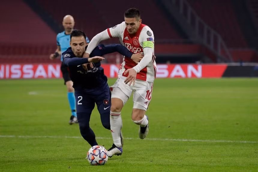 Cools tranh chấp với Hakim Ziyech trong cuộc đối đầu Ajax Amsterdam tại Champions League 2019/20. Ảnh: Getty