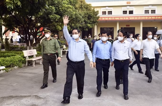 Thủ tướng động viên cán bộ, chiến sĩ và các lực lượng ở tuyến đầu chống dịch.