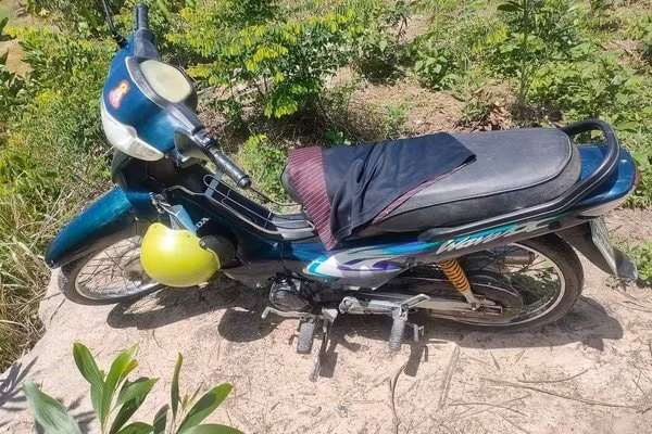 Chiếc xe máy BKS 51-N1 6978 tại hiện trường (Ảnh: vietnamnet)
