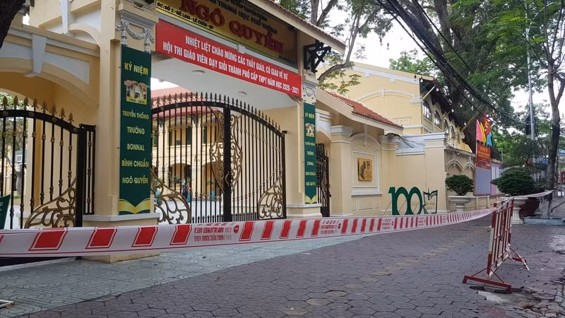 Trường THPT Ngô Quyền (Hải Phòng) được phong toả từ 17/5. Ảnh: TL