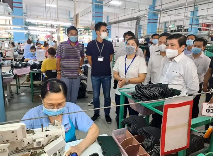 Chủ tịch UBND TP. HCM Nguyễn Thành Phong thị sát tình hình phòng, chống dịch COVID-19 tại các doanh nghiệp trong khu chế xuất, khu công nghiệp. Ảnh: Thanh Vũ