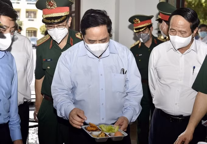 Thủ tướng kiểm tra khu vực bếp ăn, xem khẩu phần ăn của cán bộ, chiến sĩ và lực lượng làm nhiệm vụ tại Trung đoàn 831 - Ban Chỉ huy quân sự tỉnh ở huyện Tân Yên.