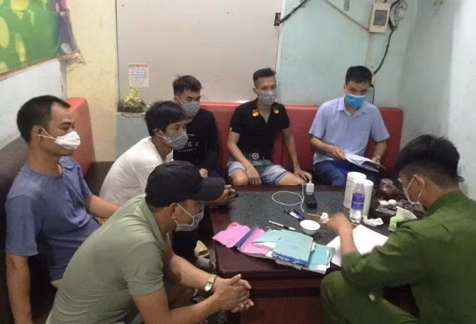 Lực lượng chức năng Thành phố Móng Cái lập biên bản xử phạt hành chính các đối tượng vi phạm về công tác phòng chống dịch Covid-19. Ảnh: Ảnh: Cổng TTĐT Móng Cái.