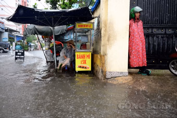 Một hộ dân sinh sống trên đường Ung Văn Khiêm, cho biết đây là lần đầu tiên đoạn đường bị ngập kể từ đầu mùa mưa năm nay