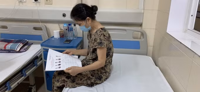 Cử tri tại Bệnh viện K xem xét các ứng cử viên để tham gia bỏ phiếu