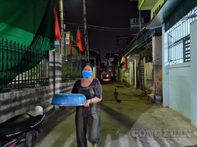 Bà Mai, thành viên trong tổ bầu cử tại khu phố Trung Mới, phường Trường Sơn, Sầm Sơn đang chuẩn bị những phần ăn đêm cho các thành viên trực đêm tại khu vực bỏ phiếu
