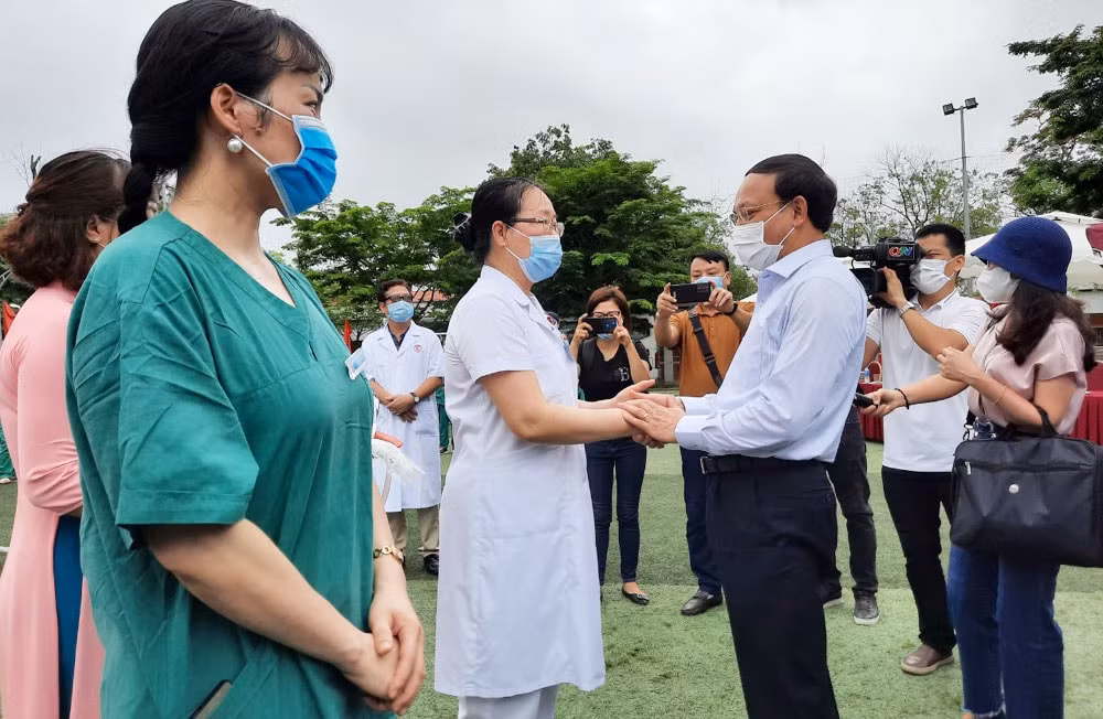 Nhà báo, phóng viên ghi nhận sự kiện đoàn thầy thuốc tình nguyện tỉnh Quảng Ninh xuất quân hỗ trợ Bắc Giang chống dịch Covid-19.
