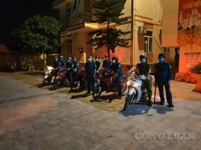 Lực lượng chức năng đi tuần tra đêm bảo vệ an toàn trật tự cho ngày hội toàn dân tại huyện Như Thanh, Thanh Hoá