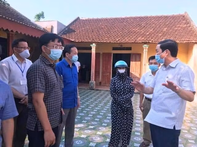 Chủ tịch UNND tỉnh Thanh Hóa Đỗ Minh Tuấn (ngoài cùng bên phải) đang chỉ đạo chống dịch.