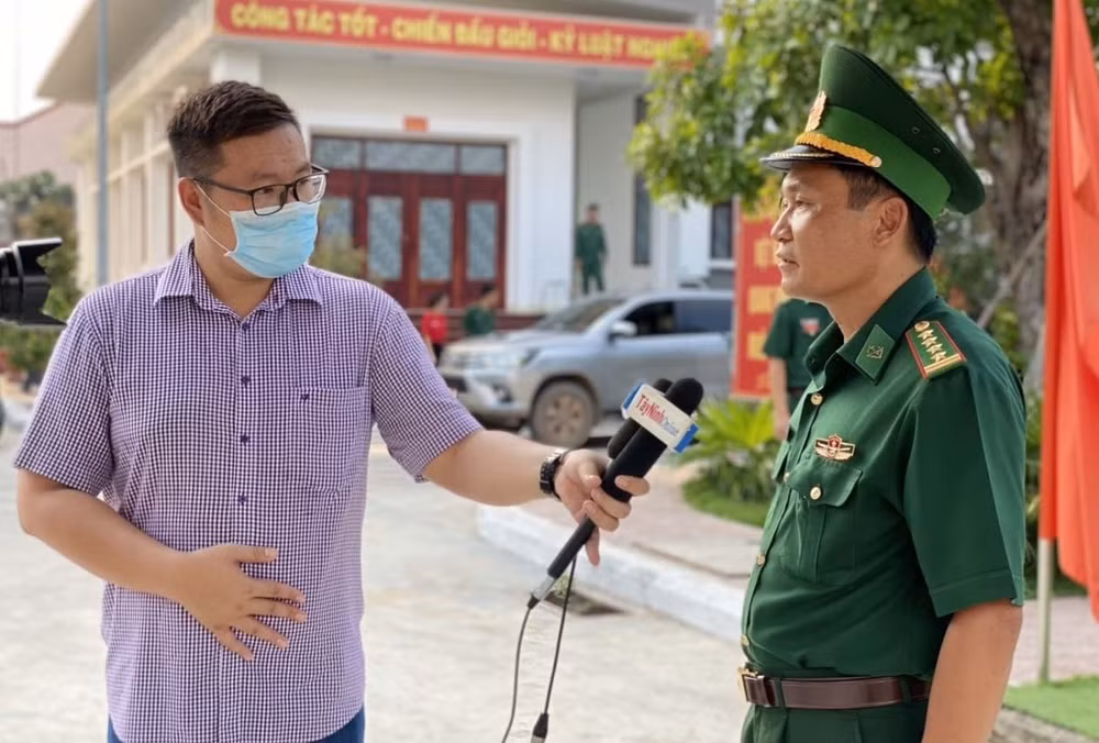 Phóng viên Vũ Việt Khoa - Đài PTTH Tây Ninh phỏng vấn cán bộ, chiến sĩ Bộ đội Biên phòng tỉnh Tây Ninh. Ảnh: NVCC