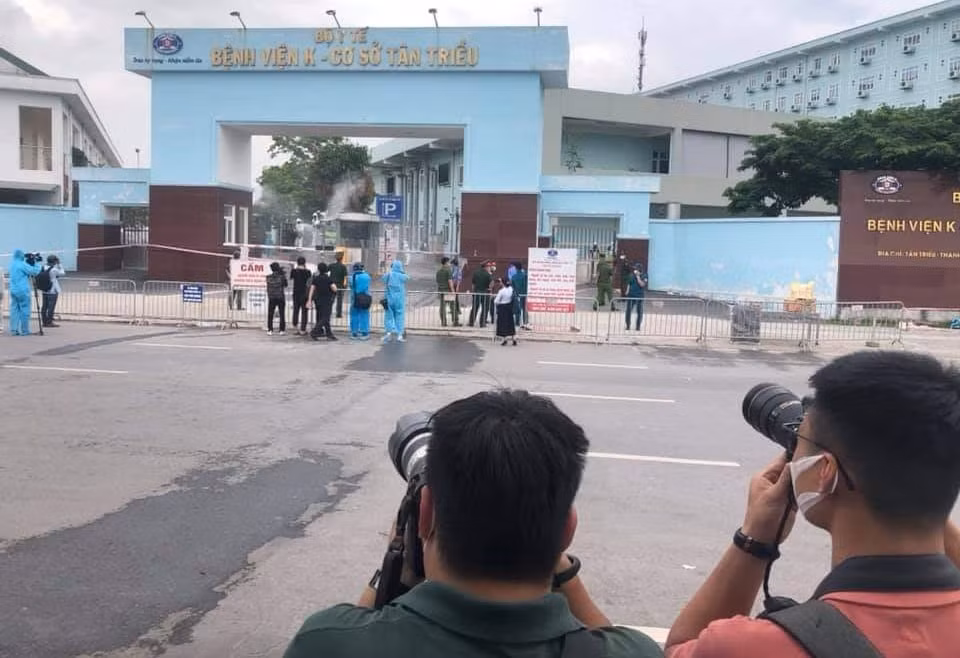 Báo chí mang hơi thở cuộc sống, nhiều phóng viên báo chí đã có mặt để ghi nhận công tác phòng chống dịch tại bệnh viện K cơ sở 3 ở xã Tân Triều, huyện Thanh Trì. Ảnh: NVCC